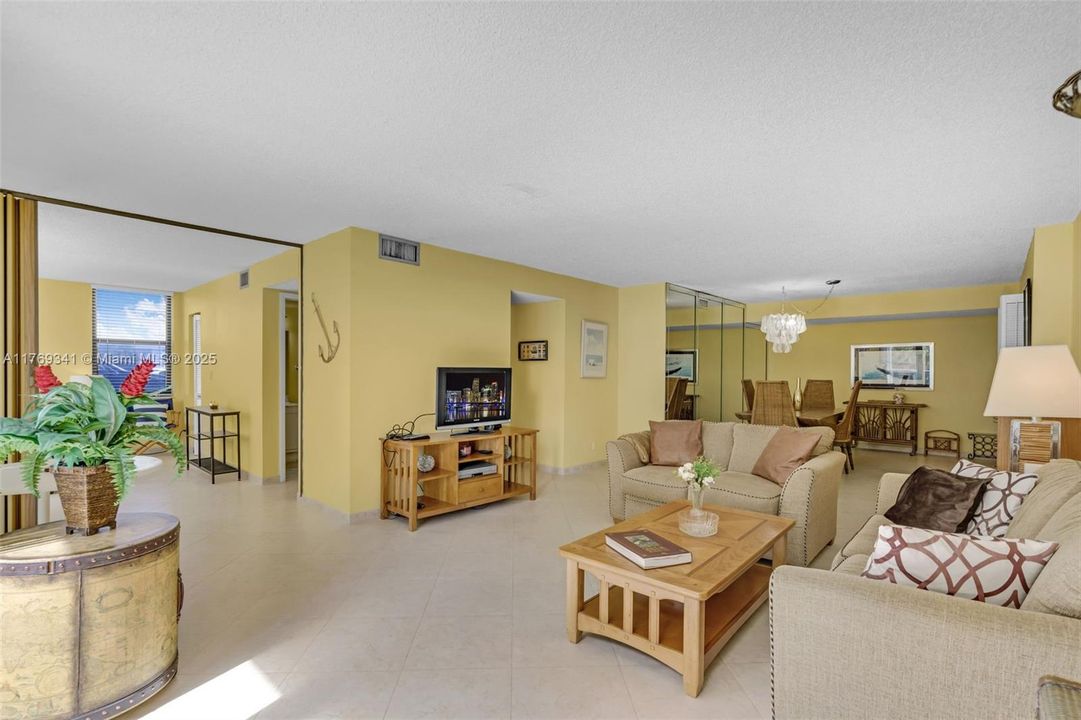 For Sale: $535,000 (2 beds, 2 baths, 1240 Square Feet)