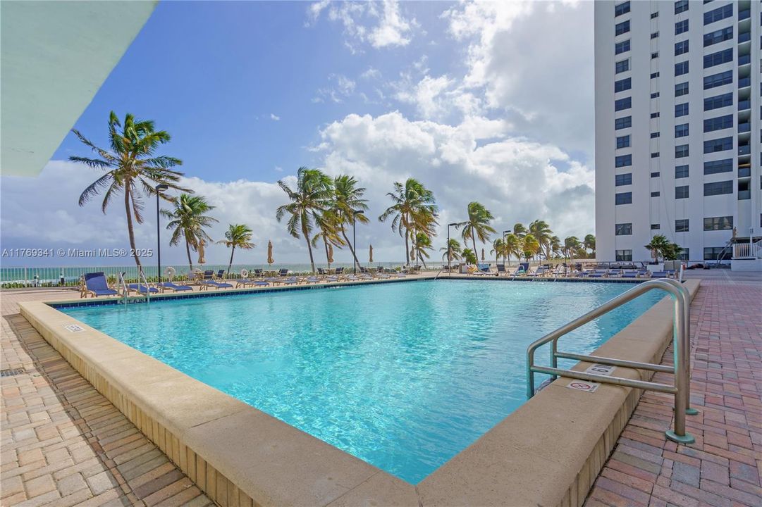 For Sale: $535,000 (2 beds, 2 baths, 1240 Square Feet)