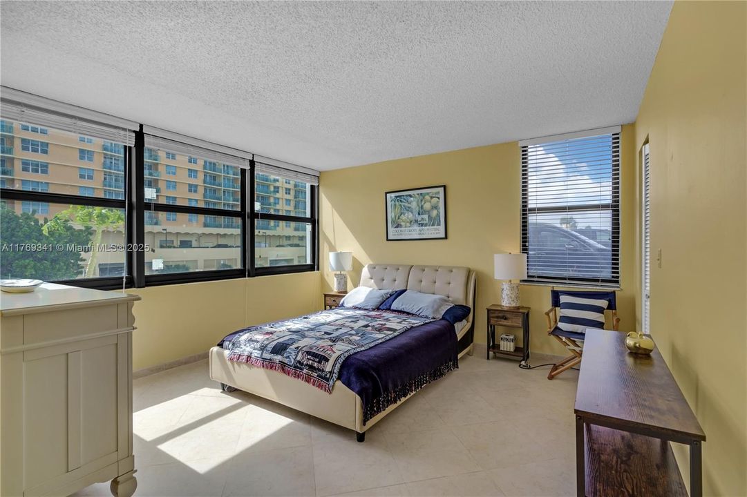 For Sale: $535,000 (2 beds, 2 baths, 1240 Square Feet)