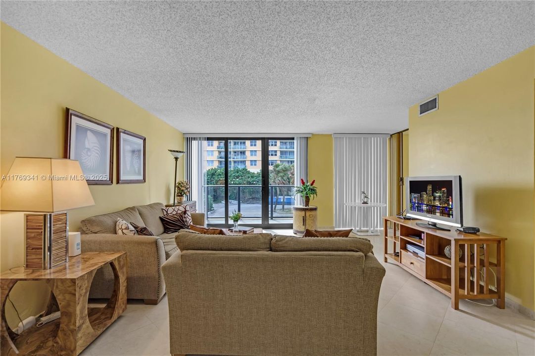 For Sale: $535,000 (2 beds, 2 baths, 1240 Square Feet)