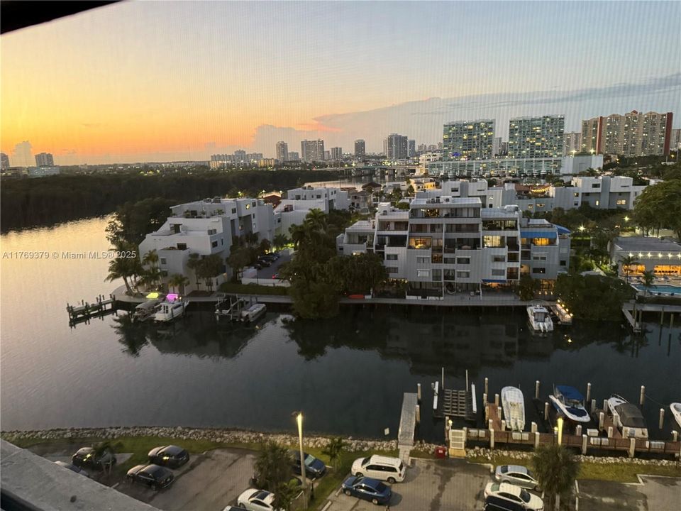 Recently Sold: $220,000 (1 beds, 1 baths, 695 Square Feet)