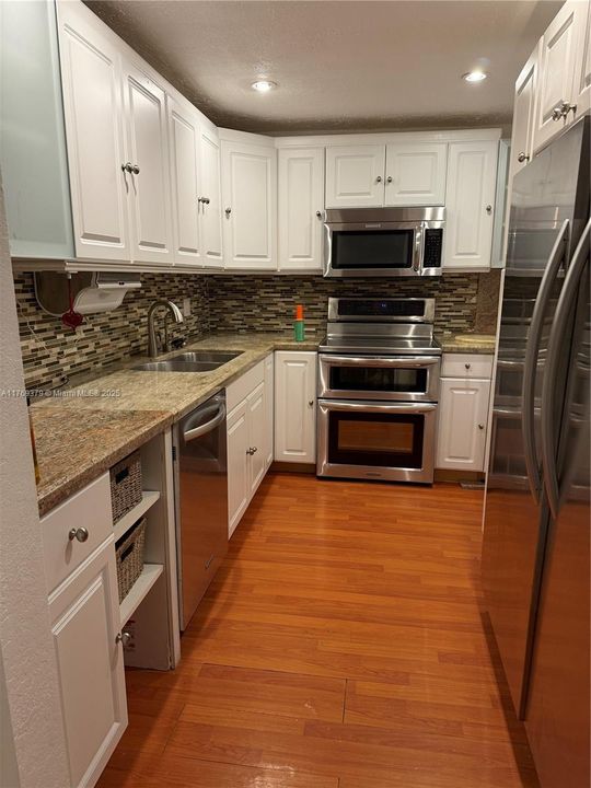 Recently Sold: $220,000 (1 beds, 1 baths, 695 Square Feet)