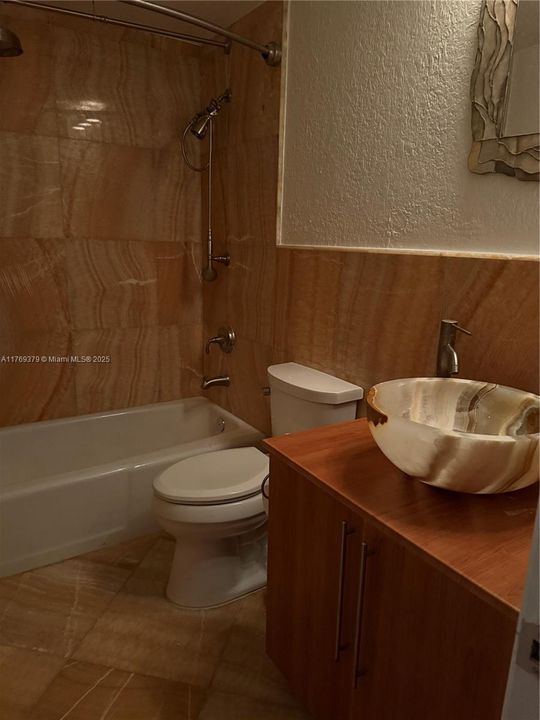 Recently Sold: $220,000 (1 beds, 1 baths, 695 Square Feet)