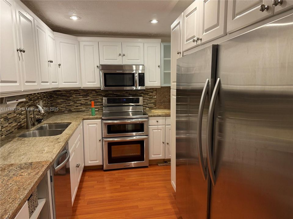 Recently Sold: $220,000 (1 beds, 1 baths, 695 Square Feet)