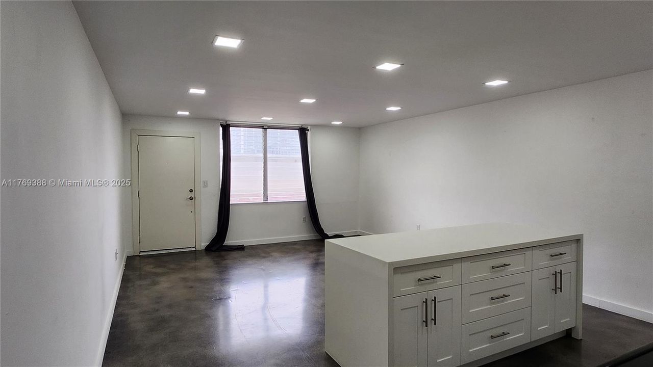 最近租的: $1,800 (1 贝兹, 1 浴室, 692 平方英尺)