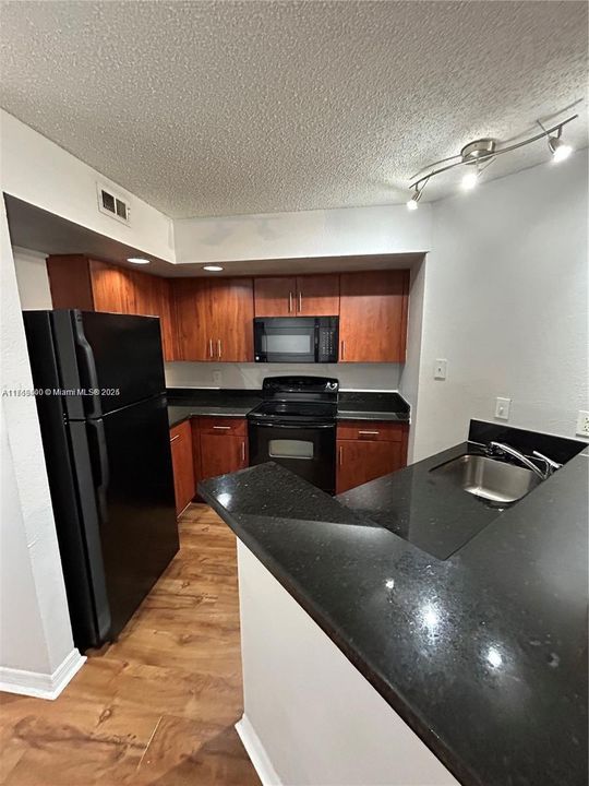 Recently Rented: $2,100 (2 beds, 1 baths, 965 Square Feet)