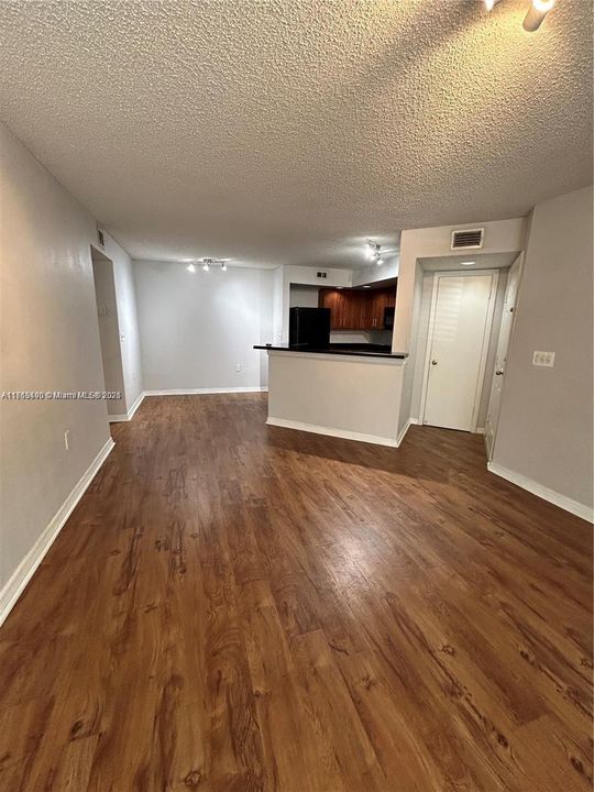 Recently Rented: $2,100 (2 beds, 1 baths, 965 Square Feet)
