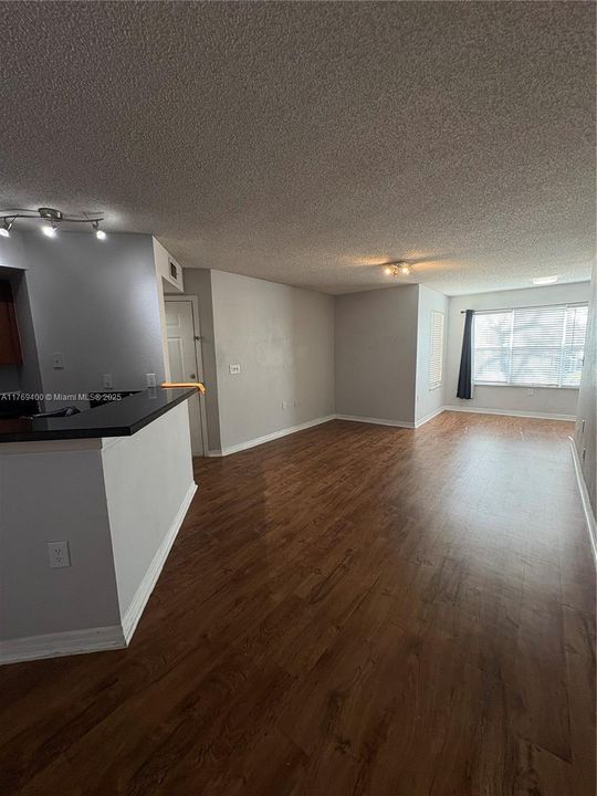Recently Rented: $2,100 (2 beds, 1 baths, 965 Square Feet)