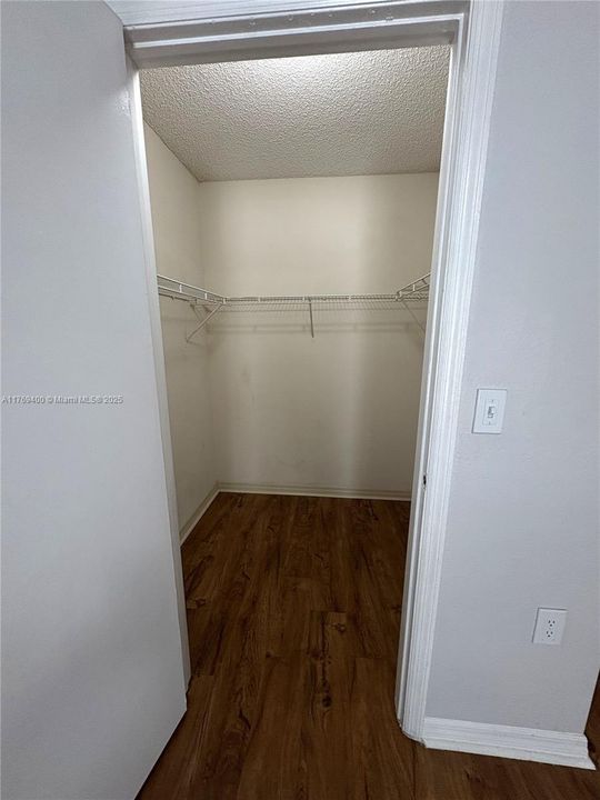 Recently Rented: $2,100 (2 beds, 1 baths, 965 Square Feet)