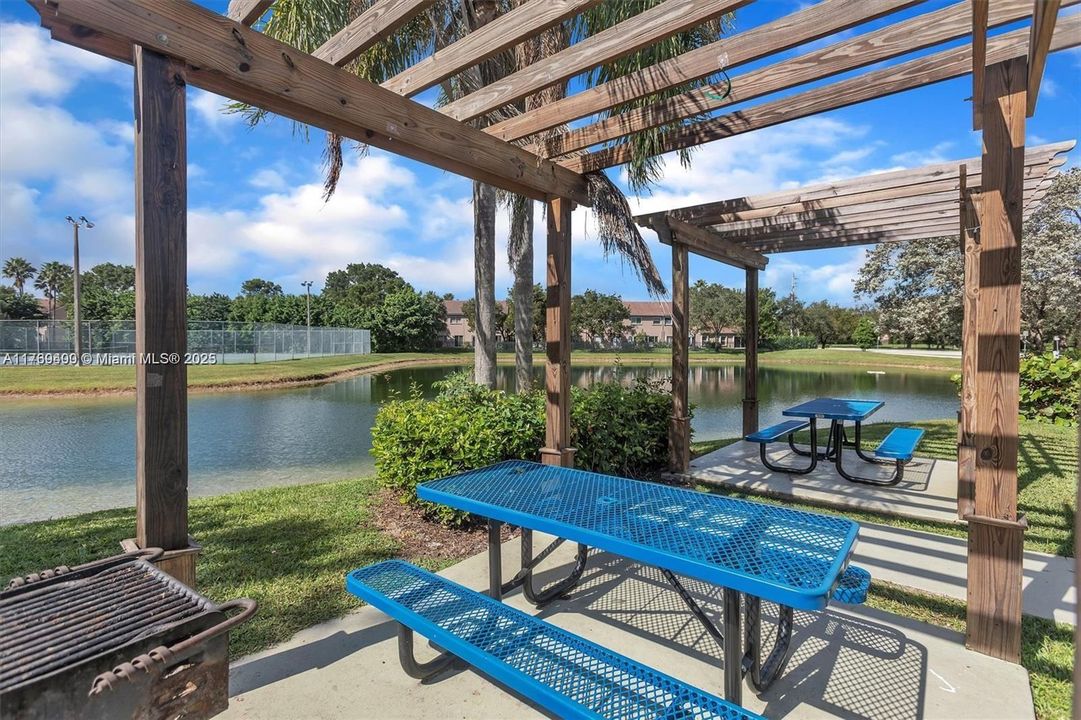 Recently Rented: $2,100 (2 beds, 1 baths, 965 Square Feet)