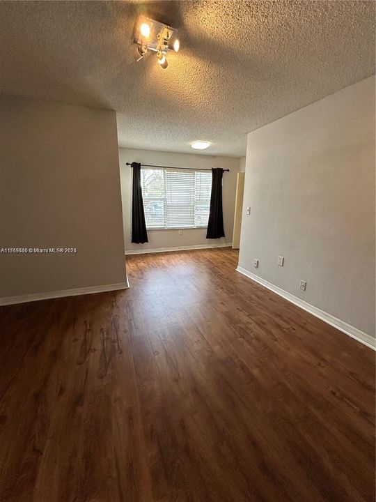 Recently Rented: $2,100 (2 beds, 1 baths, 965 Square Feet)