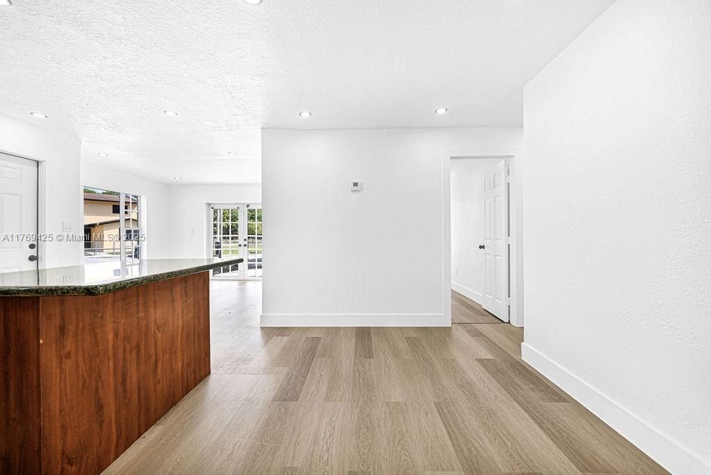 Vendido Recientemente: $425,000 (4 camas, 2 baños, 1231 Pies cuadrados)