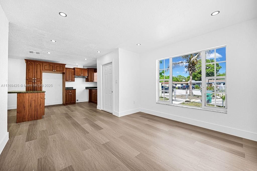 Vendido Recientemente: $425,000 (4 camas, 2 baños, 1231 Pies cuadrados)