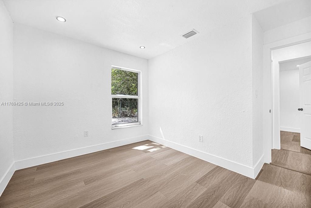 Vendido Recientemente: $425,000 (4 camas, 2 baños, 1231 Pies cuadrados)