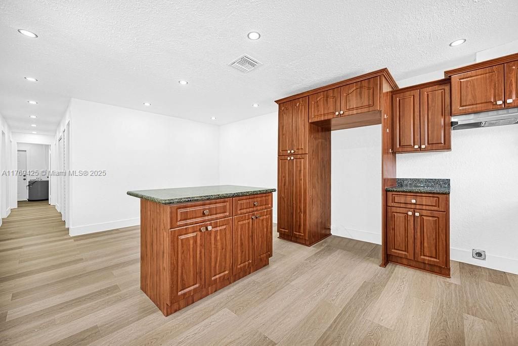 Vendido Recientemente: $425,000 (4 camas, 2 baños, 1231 Pies cuadrados)