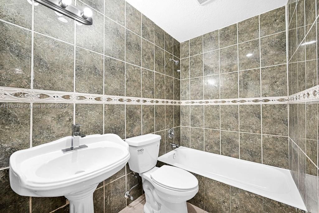 Vendido Recientemente: $425,000 (4 camas, 2 baños, 1231 Pies cuadrados)