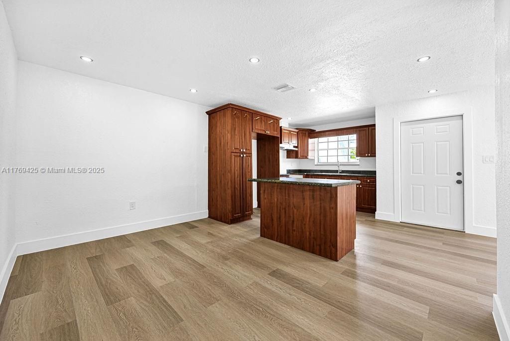 Vendido Recientemente: $425,000 (4 camas, 2 baños, 1231 Pies cuadrados)