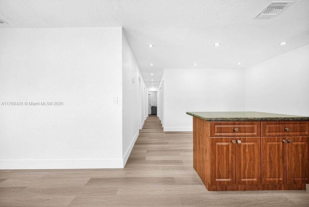 Vendido Recientemente: $425,000 (4 camas, 2 baños, 1231 Pies cuadrados)