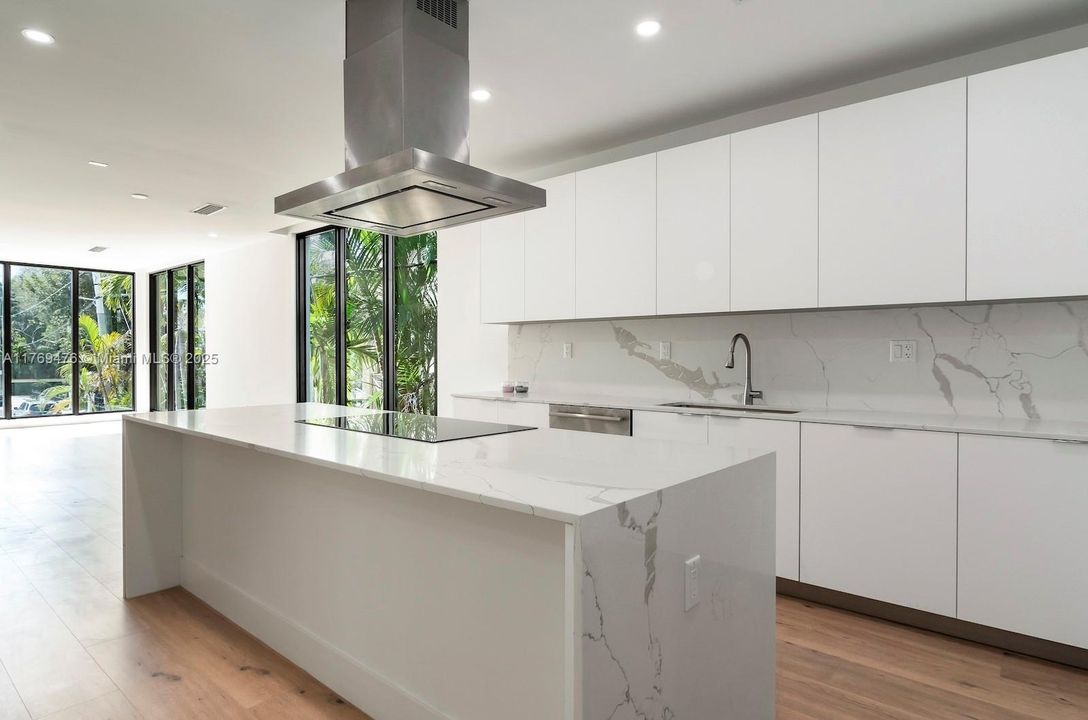 Недавно продано: $1,749,000 (3 спален, 2 ванн, 3074 Квадратных фут)