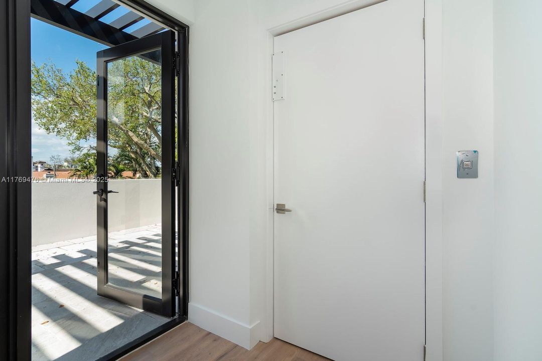 Недавно продано: $1,749,000 (3 спален, 2 ванн, 3074 Квадратных фут)