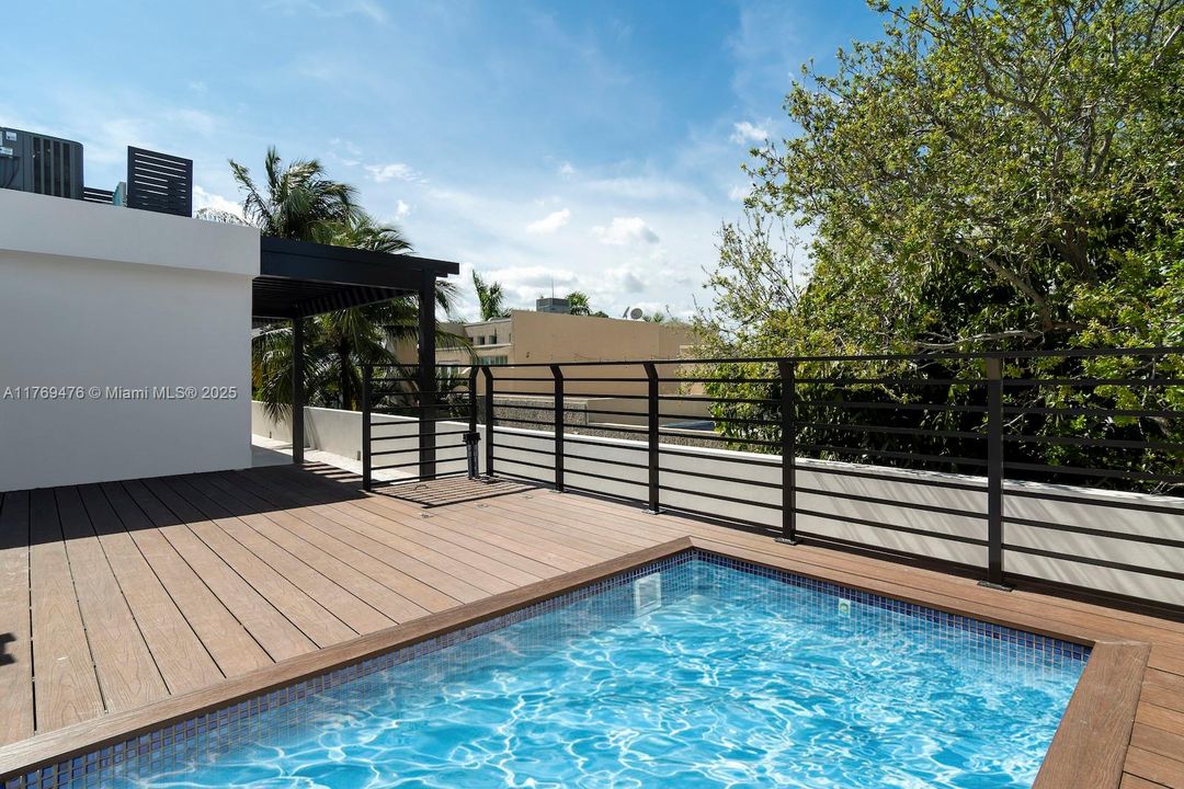 Недавно продано: $1,749,000 (3 спален, 2 ванн, 3074 Квадратных фут)