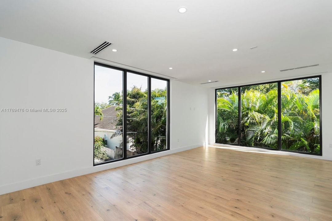 Недавно продано: $1,749,000 (3 спален, 2 ванн, 3074 Квадратных фут)