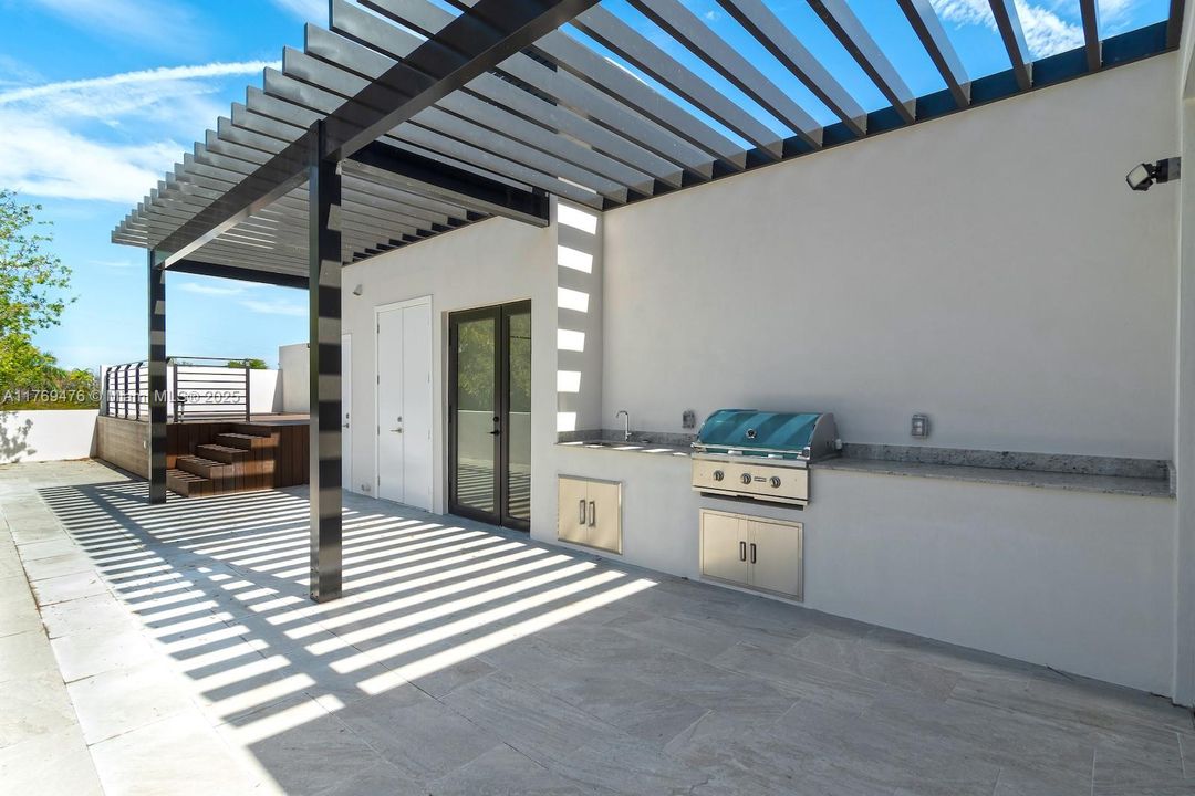 Недавно продано: $1,749,000 (3 спален, 2 ванн, 3074 Квадратных фут)