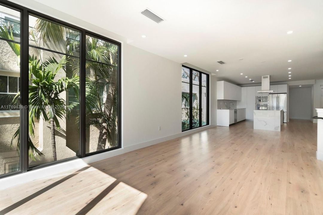 Недавно продано: $1,749,000 (3 спален, 2 ванн, 3074 Квадратных фут)