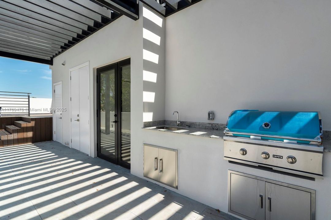 Недавно продано: $1,749,000 (3 спален, 2 ванн, 3074 Квадратных фут)