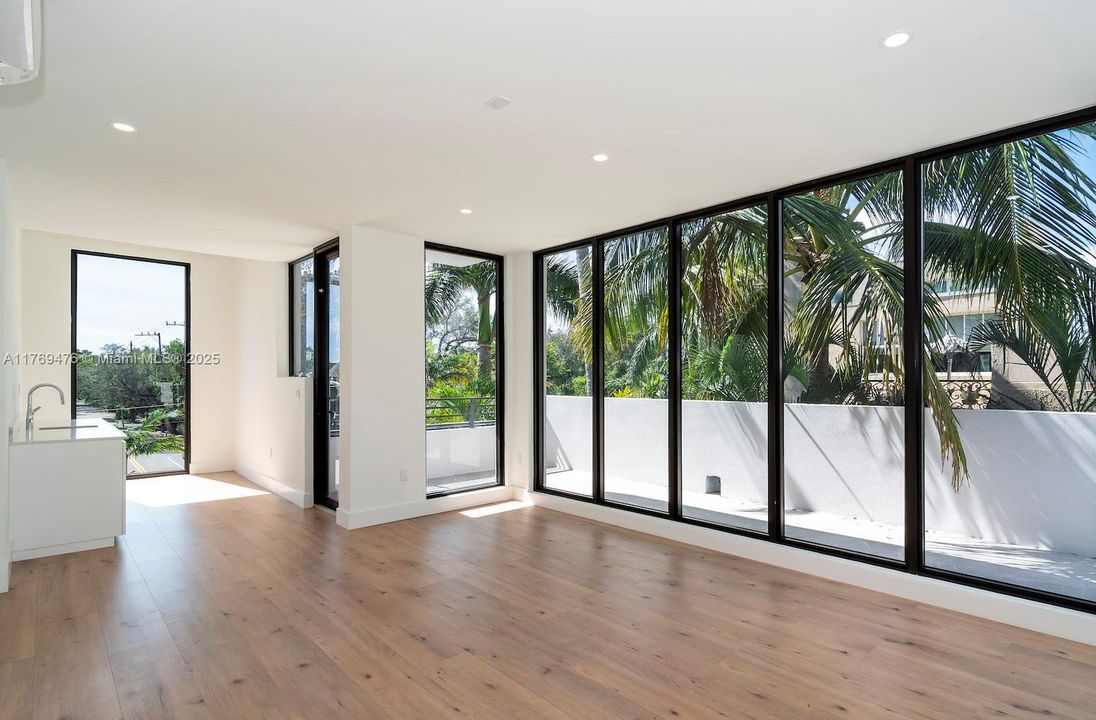 Недавно продано: $1,749,000 (3 спален, 2 ванн, 3074 Квадратных фут)