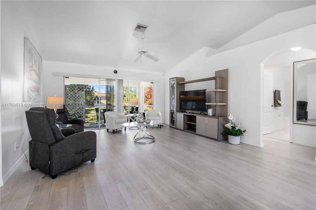 最近售出: $300,000 (3 贝兹, 2 浴室, 1401 平方英尺)