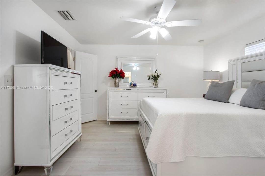 最近售出: $300,000 (3 贝兹, 2 浴室, 1401 平方英尺)