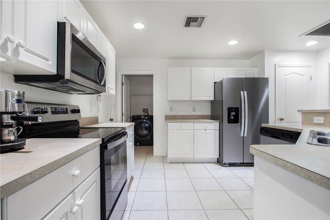 最近售出: $300,000 (3 贝兹, 2 浴室, 1401 平方英尺)