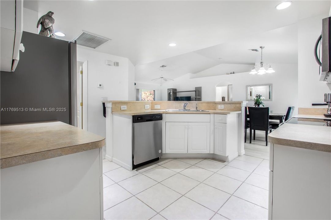 最近售出: $300,000 (3 贝兹, 2 浴室, 1401 平方英尺)