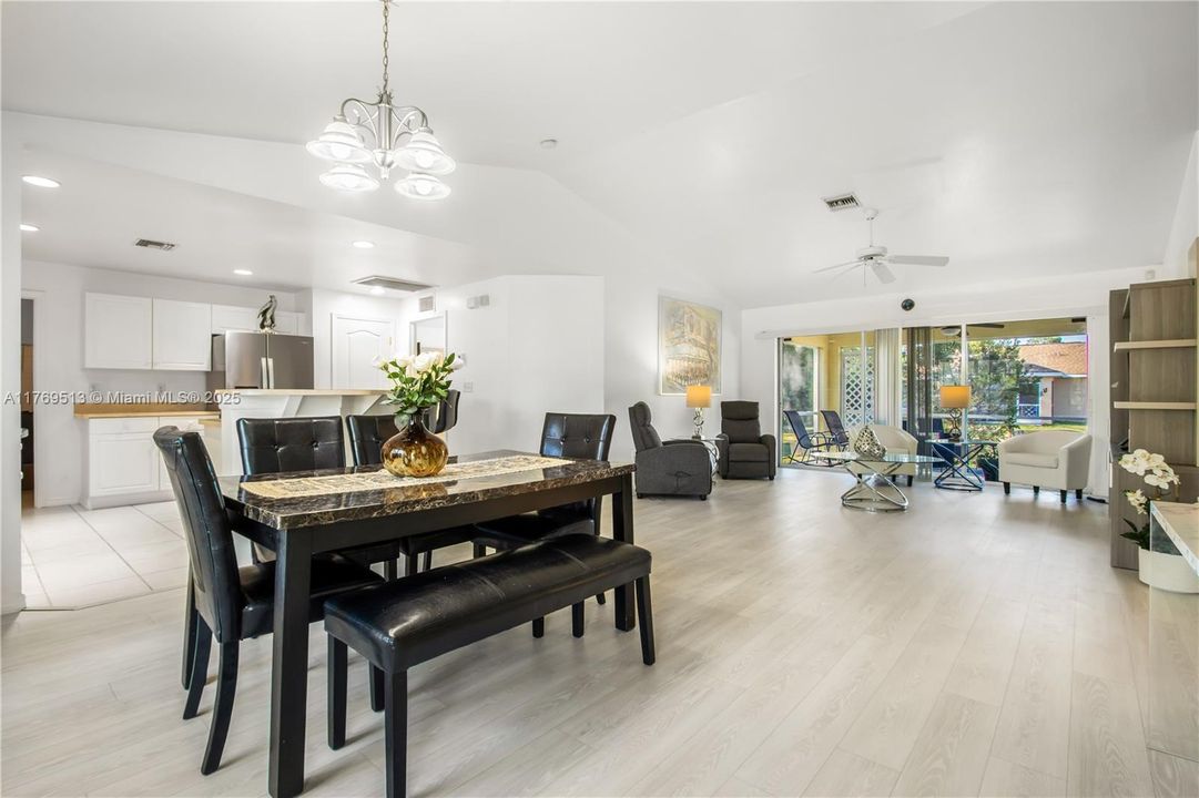 最近售出: $300,000 (3 贝兹, 2 浴室, 1401 平方英尺)