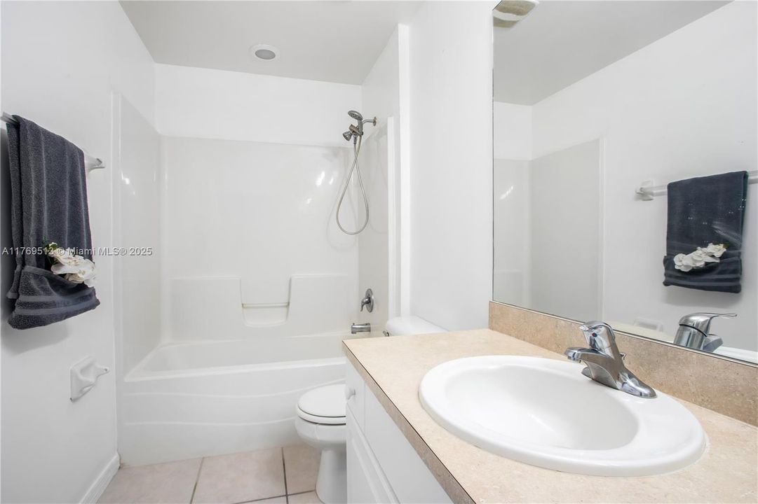 最近售出: $300,000 (3 贝兹, 2 浴室, 1401 平方英尺)