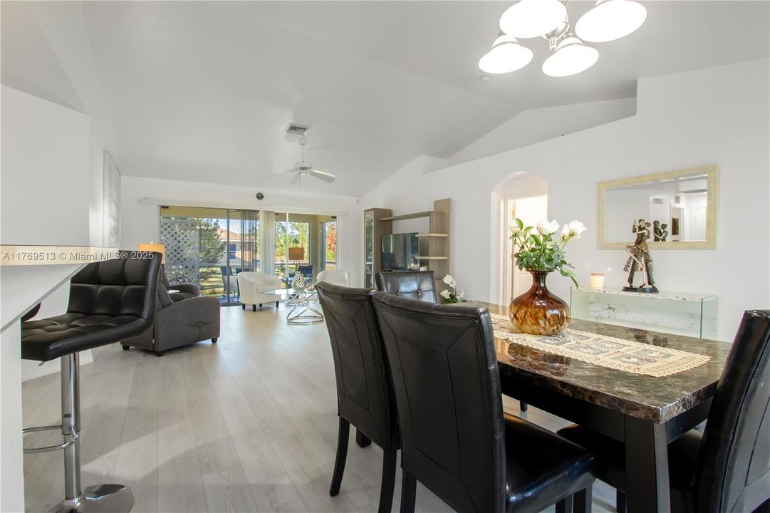 最近售出: $300,000 (3 贝兹, 2 浴室, 1401 平方英尺)