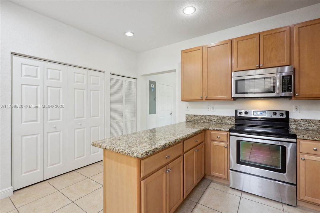 Vendido Recientemente: $470,000 (3 camas, 2 baños, 1660 Pies cuadrados)