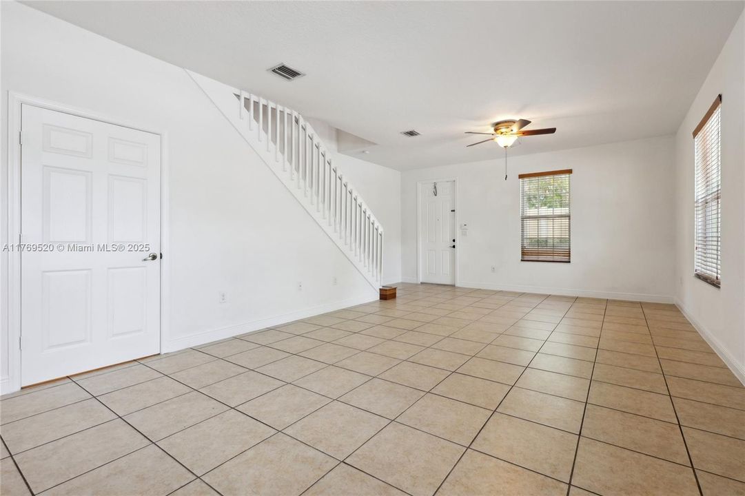 Vendido Recientemente: $470,000 (3 camas, 2 baños, 1660 Pies cuadrados)