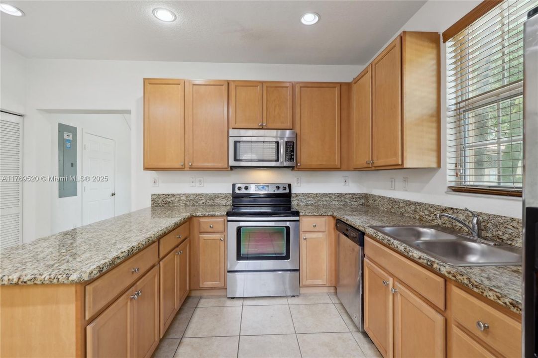 Vendido Recientemente: $470,000 (3 camas, 2 baños, 1660 Pies cuadrados)