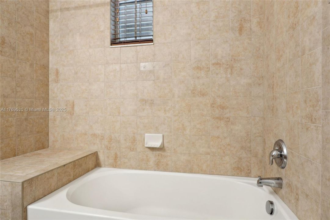 Vendido Recientemente: $470,000 (3 camas, 2 baños, 1660 Pies cuadrados)