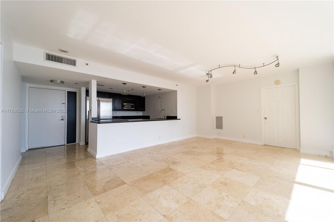 En Venta: $450,000 (2 camas, 2 baños, 1030 Pies cuadrados)