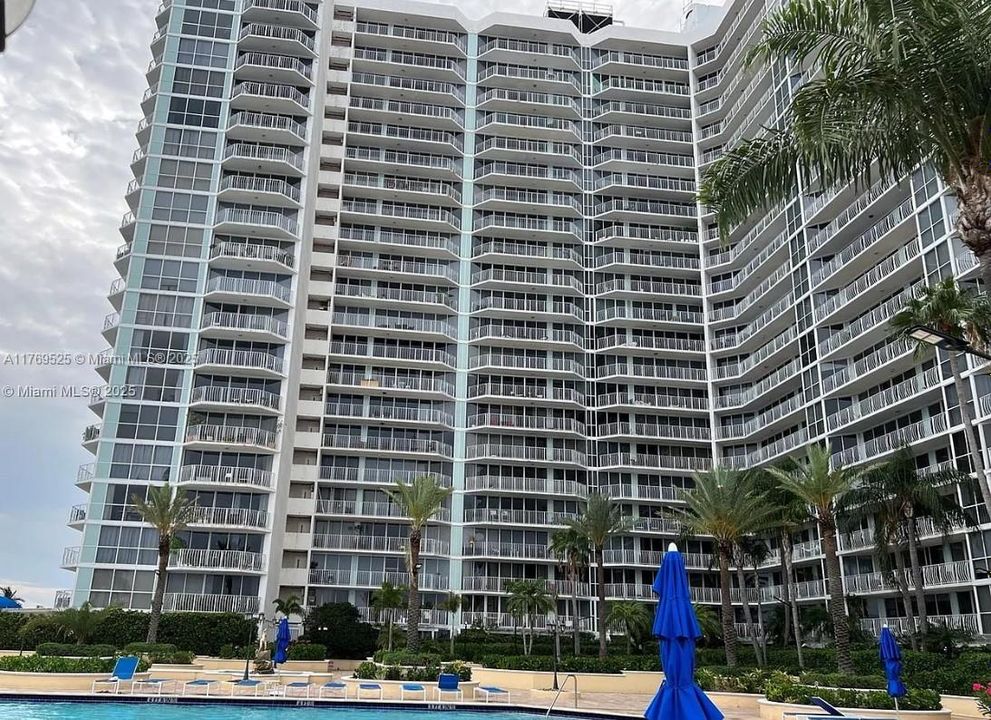 En Venta: $450,000 (2 camas, 2 baños, 1030 Pies cuadrados)