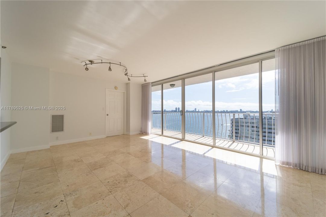 En Venta: $450,000 (2 camas, 2 baños, 1030 Pies cuadrados)