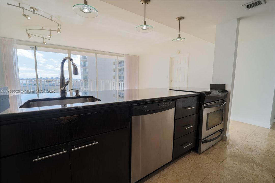 En Venta: $450,000 (2 camas, 2 baños, 1030 Pies cuadrados)