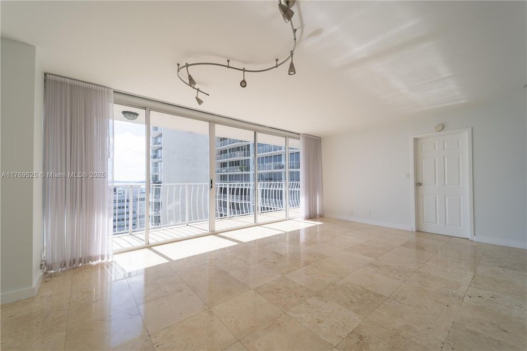 En Venta: $450,000 (2 camas, 2 baños, 1030 Pies cuadrados)