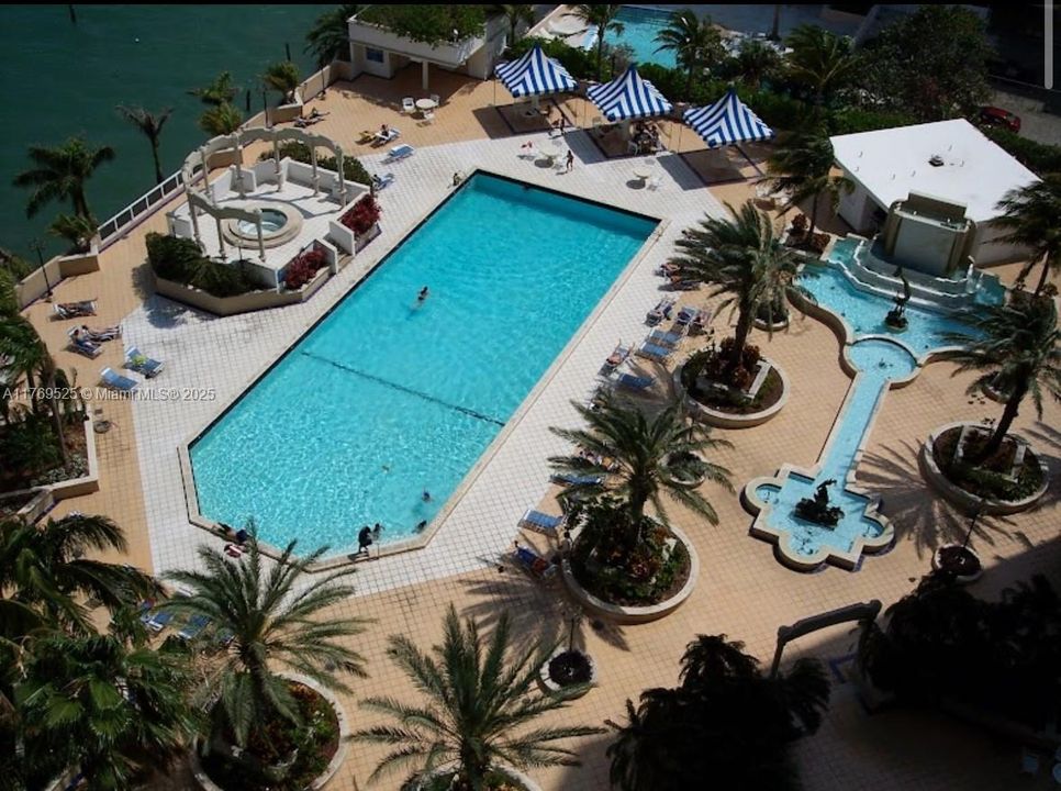 En Venta: $450,000 (2 camas, 2 baños, 1030 Pies cuadrados)