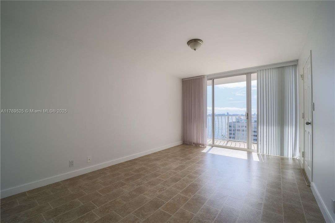 En Venta: $450,000 (2 camas, 2 baños, 1030 Pies cuadrados)