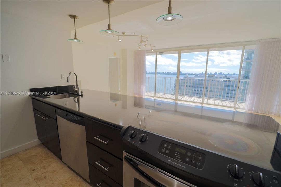 En Venta: $450,000 (2 camas, 2 baños, 1030 Pies cuadrados)