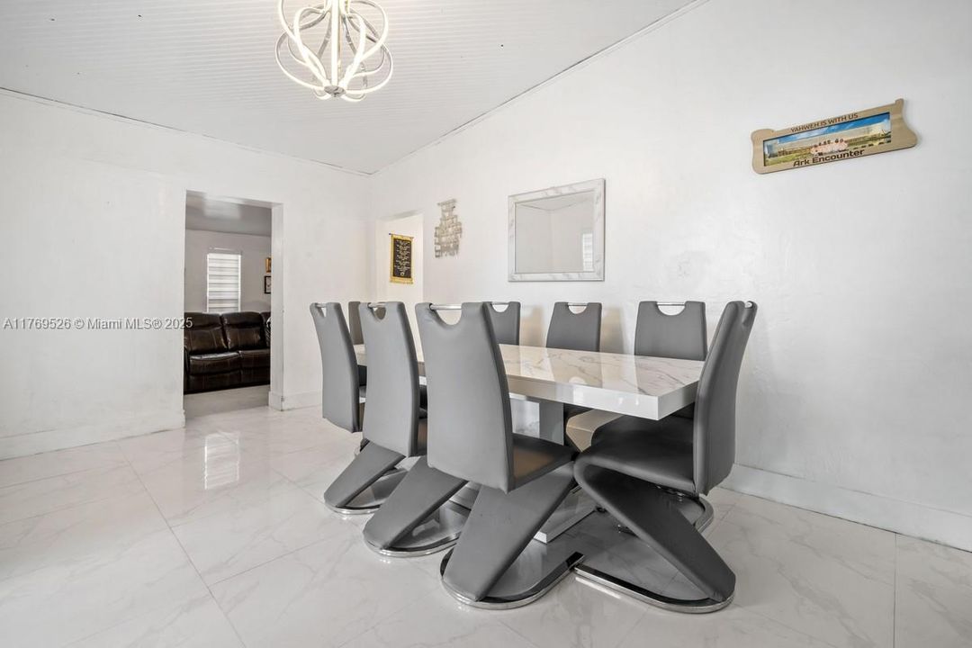 Недавно продано: $489,000 (3 спален, 2 ванн, 1324 Квадратных фут)